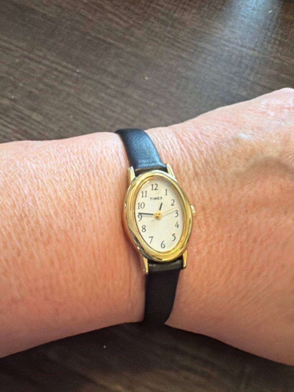 VTG TIMEX WATCH LADIES' PETITE GOLD TONE NEEDS BATTERY 7 3/4" Leather Band. Nice